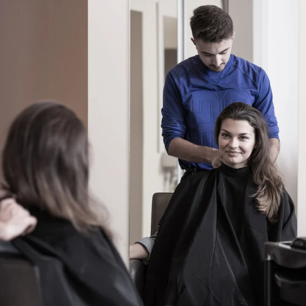 Homme coiffeur et femme séduisante — Photo