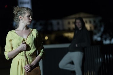 Suç aşağıdaki genç kadın