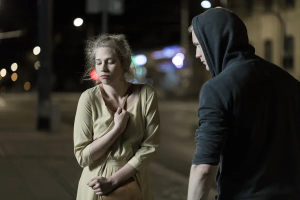 Jeune femme en danger — Photo