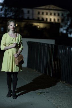 Yalnız kız gece yürüyüş