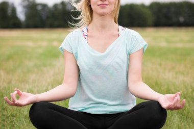 Dışarıda bacaklar ile meditasyon geçti