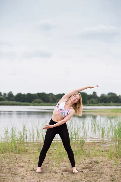 Doing stretching exercise — Stock Photo, Image