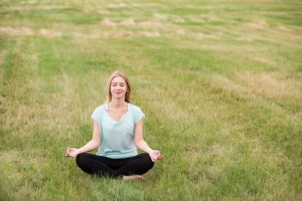 Öva mindfulness meditation i naturen — Stockfoto