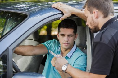 Belgeleri polise gösterilen 