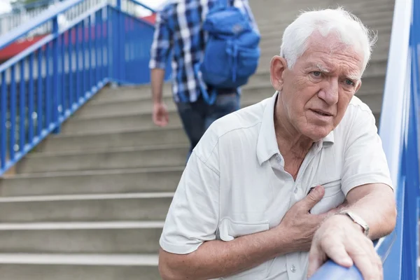 Man walking down stairs — Stock Photo, Image