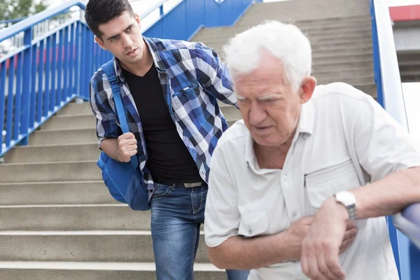 Mann, der Hilfe leistet — Stockfoto