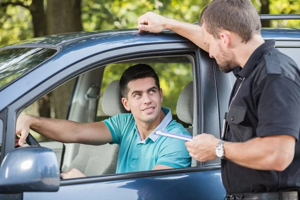 Hablando con un policía experimentado — Foto de Stock