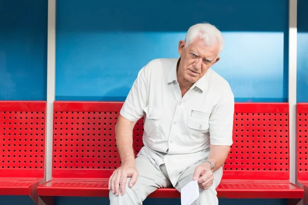 Man vid busshållplatsen — Stockfoto