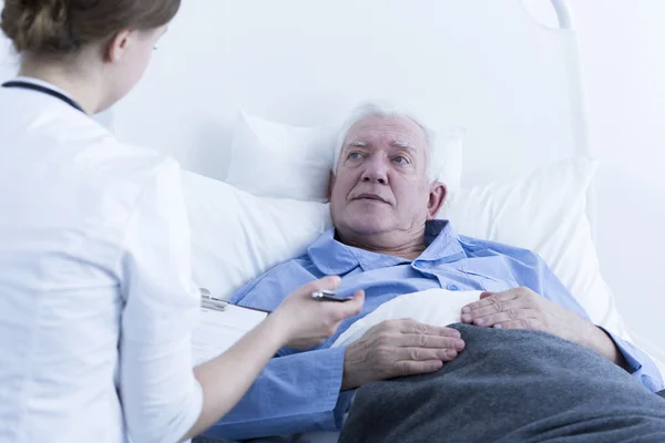 Ahora le haré algunas preguntas sobre su salud. — Foto de Stock