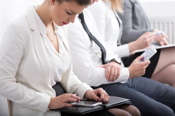 Uso en el teléfono inteligente — Foto de Stock