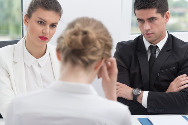 Неуверенная женщина на допросе
