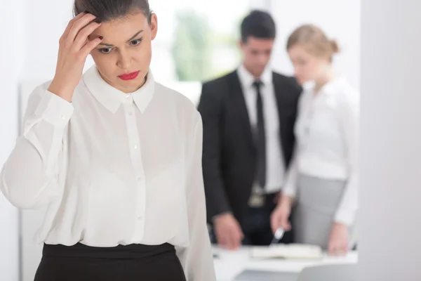 Mujer preocupada en compañía — Foto de Stock