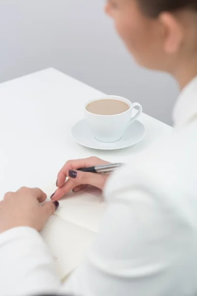 Kaffee bei der Arbeit — Stockfoto