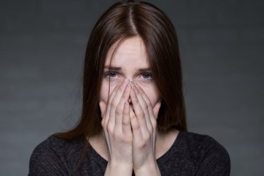 Ağlayarak kendime hakim olamıyorum