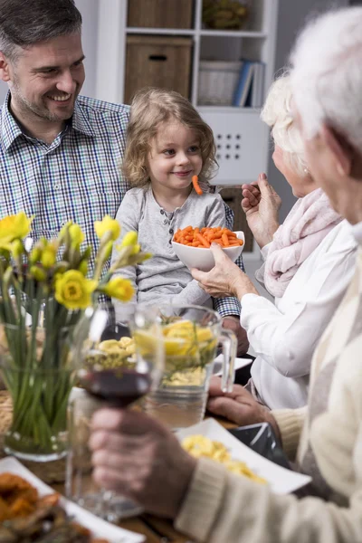 Grand-mère sait ce qui est le mieux pour sa petite-fille ... — Photo