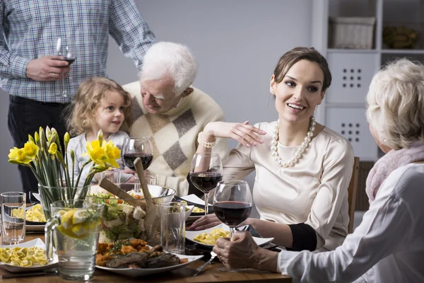 Familjen samtal vid bordet — Stockfoto