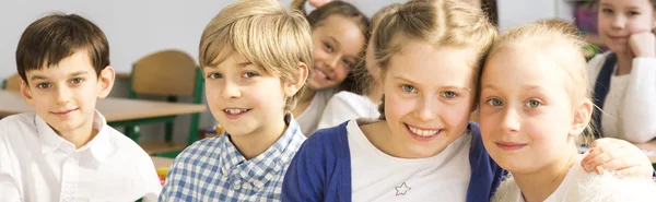 La escuela es donde se hacen las mejores amistades — Foto de Stock