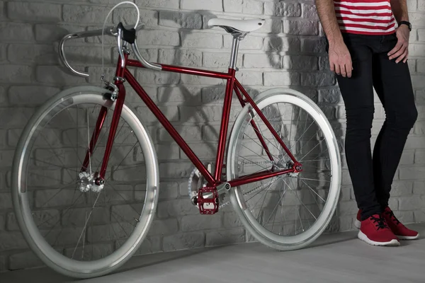 이것은 매우 유행, 빨간색 fixie 자전거 — 스톡 사진