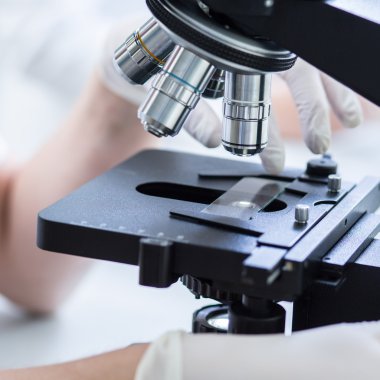 Teknisyen beyaz eldiven