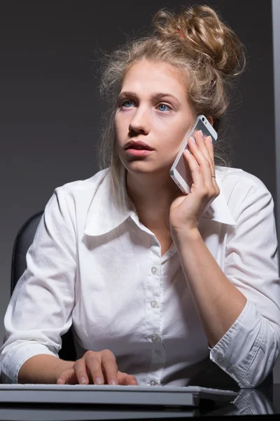 Businesswoman suffering from job burnout — Stock Photo, Image