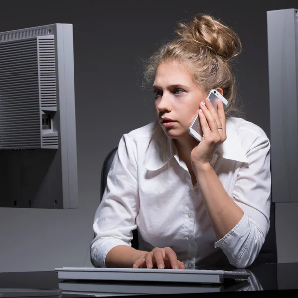 Employé de bureau au téléphone — Photo