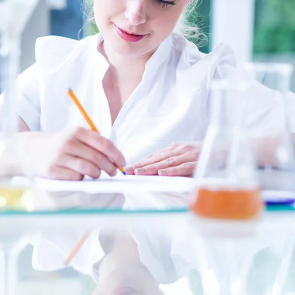 Student v hodinách chemie — Stock fotografie