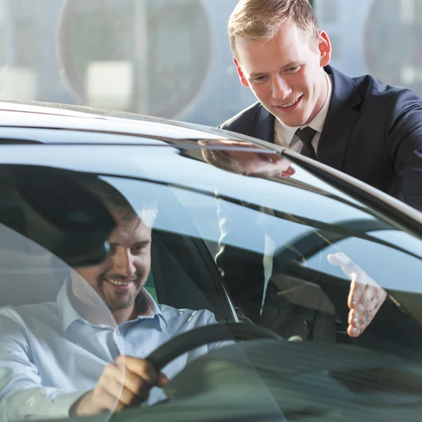 Carro revendedor com cliente — Fotografia de Stock