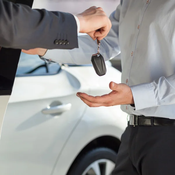 Giving a key — Stock Photo, Image