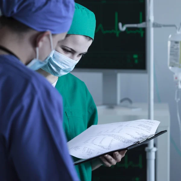 Хирург и медсестра до операции — стоковое фото
