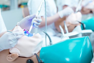 Zor iş bir genç dişçi