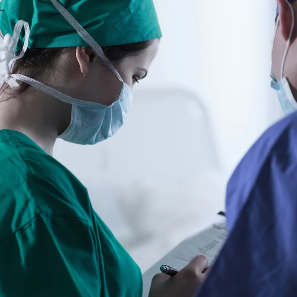 Хірург і медсестра перед операцією — стокове фото