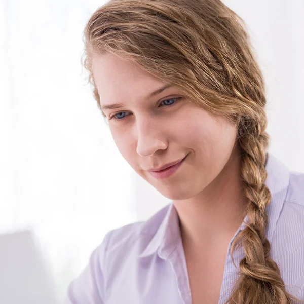 Подростковая женщина за компьютером — стоковое фото