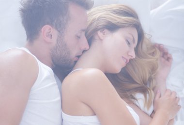 Erkek kadını boynundan öpüyor.