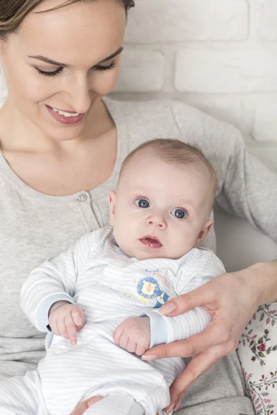 Niente è più forte dell'amore di mamma. — Foto Stock