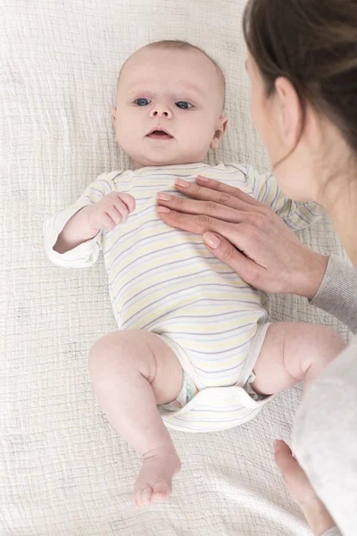 Time to change the diaper — Stock Photo, Image