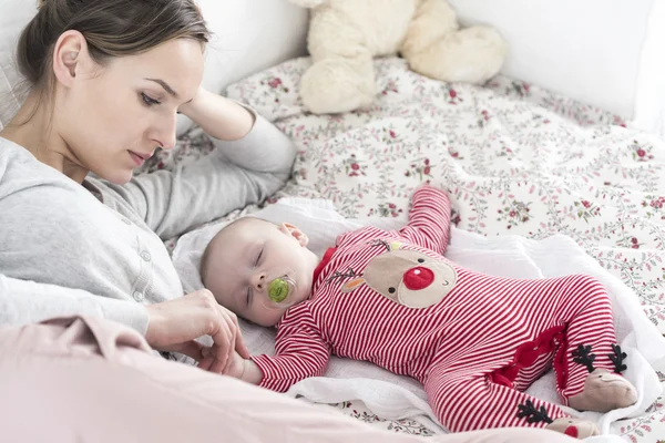 She can watch her baby for hours — Stock Photo, Image