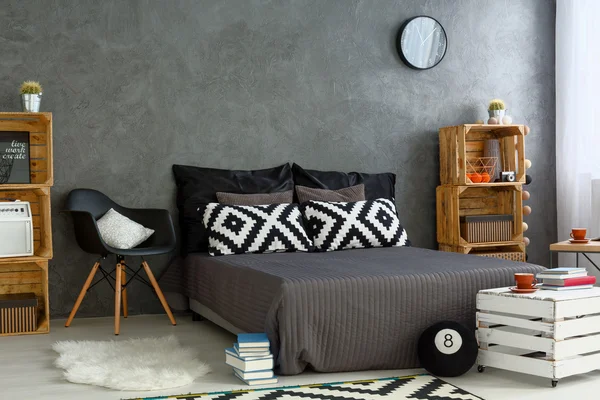 Nuevo dormitorio con muebles creativos, DIY — Foto de Stock