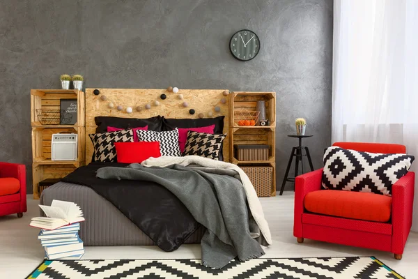 Gemütliches Schlafzimmer in grau mit schöner Dekoration — Stockfoto