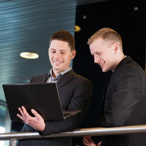 Zwei junge Männer im Büro — Stockfoto