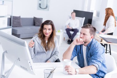 Yaratıcı insanların birlikte çalışma modern studio