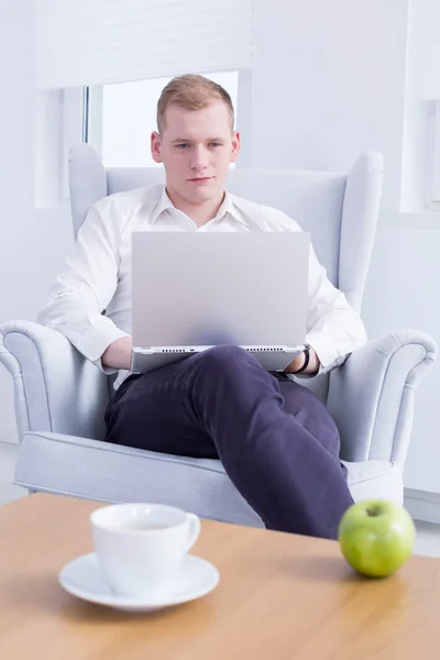 Met mijn laptop kan ik overal werken — Stockfoto