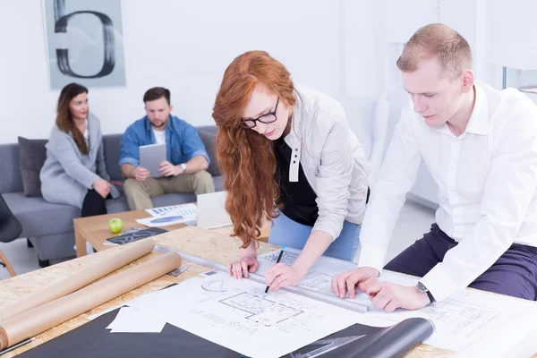 Dos diseñadores durante el trabajo —  Fotos de Stock