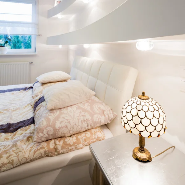 Design-Bett im weißen Schlafzimmer — Stockfoto