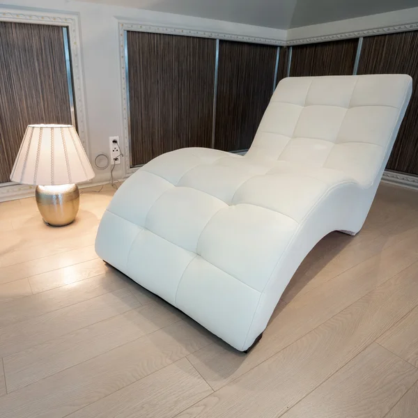 Silla moderna de lujo en habitación acogedora — Foto de Stock