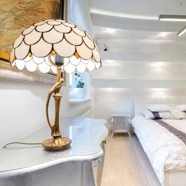 Elegancka lampa w luksusowych sypialni — Zdjęcie stockowe