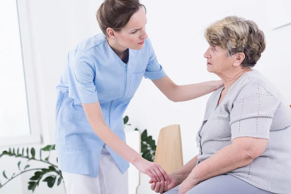 Sjukhem vård pensionär och hennes vårdare — Stockfoto