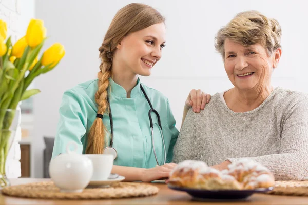 La mia badante è come una famiglia per me — Foto Stock