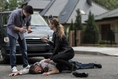 911'i arayın, çabuk olun!