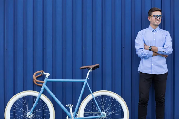 Mit dem Fahrrad startet er in einen tollen Tag — Stockfoto