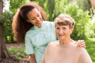 Bakıcı ve yaşlı kadın